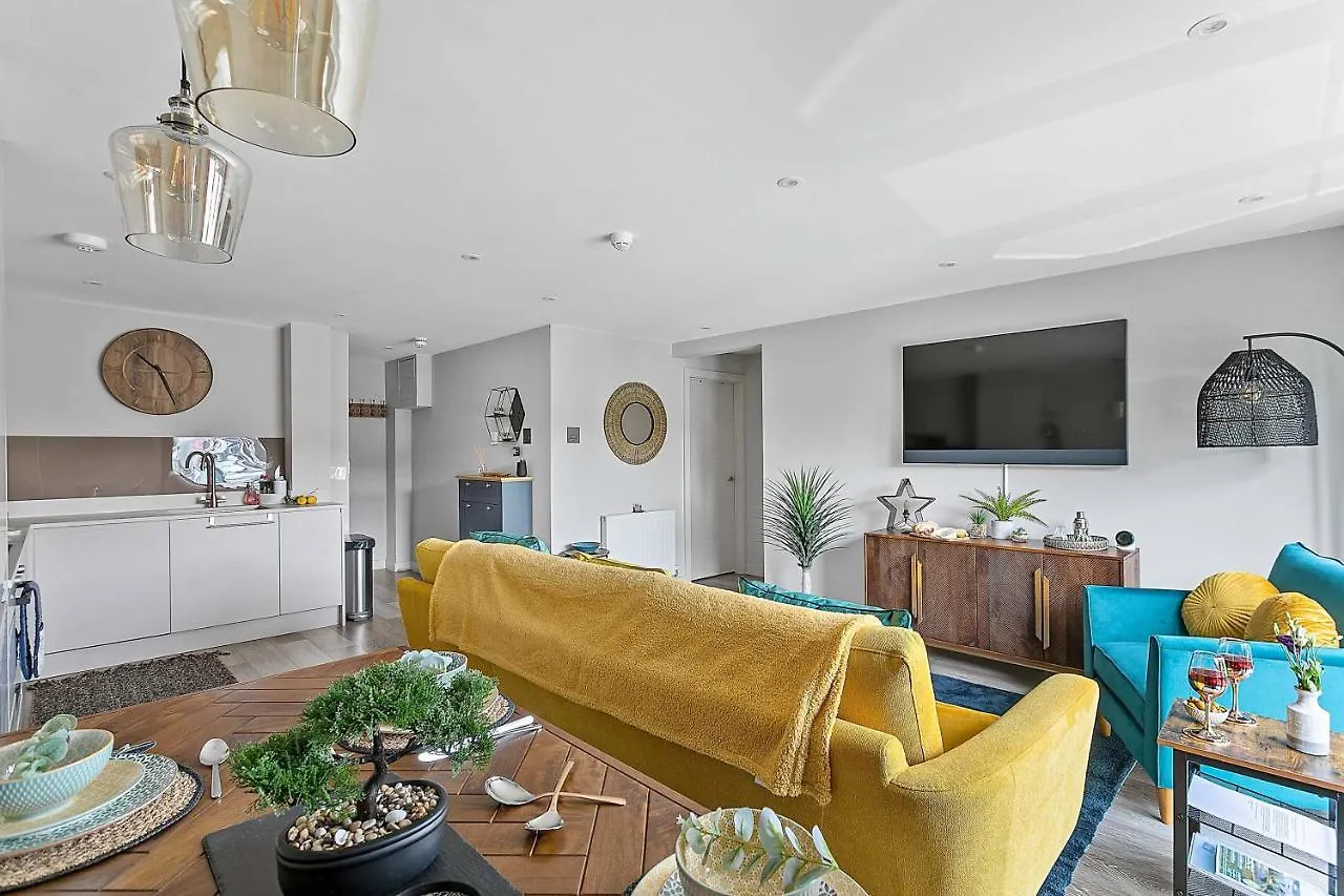 2 De Courcey House - Architect Designed Luxury With Parking, Central Holiday home