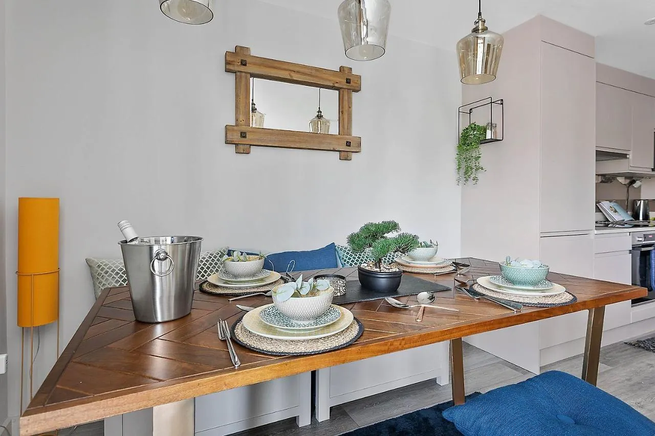 2 De Courcey House - Architect Designed Luxury With Parking, Central Holiday home Dartmouth