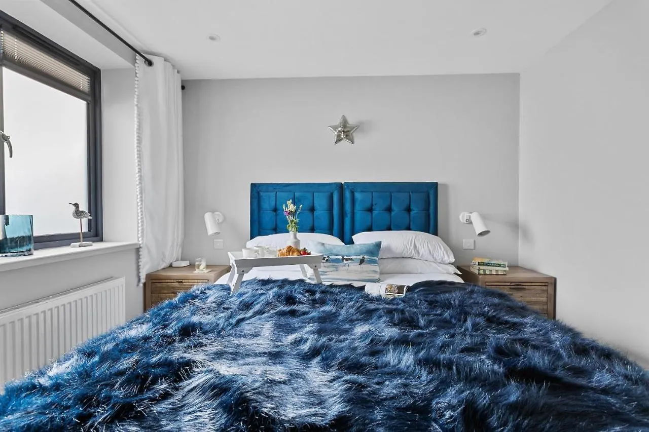 2 De Courcey House - Architect Designed Luxury With Parking, Central Dartmouth