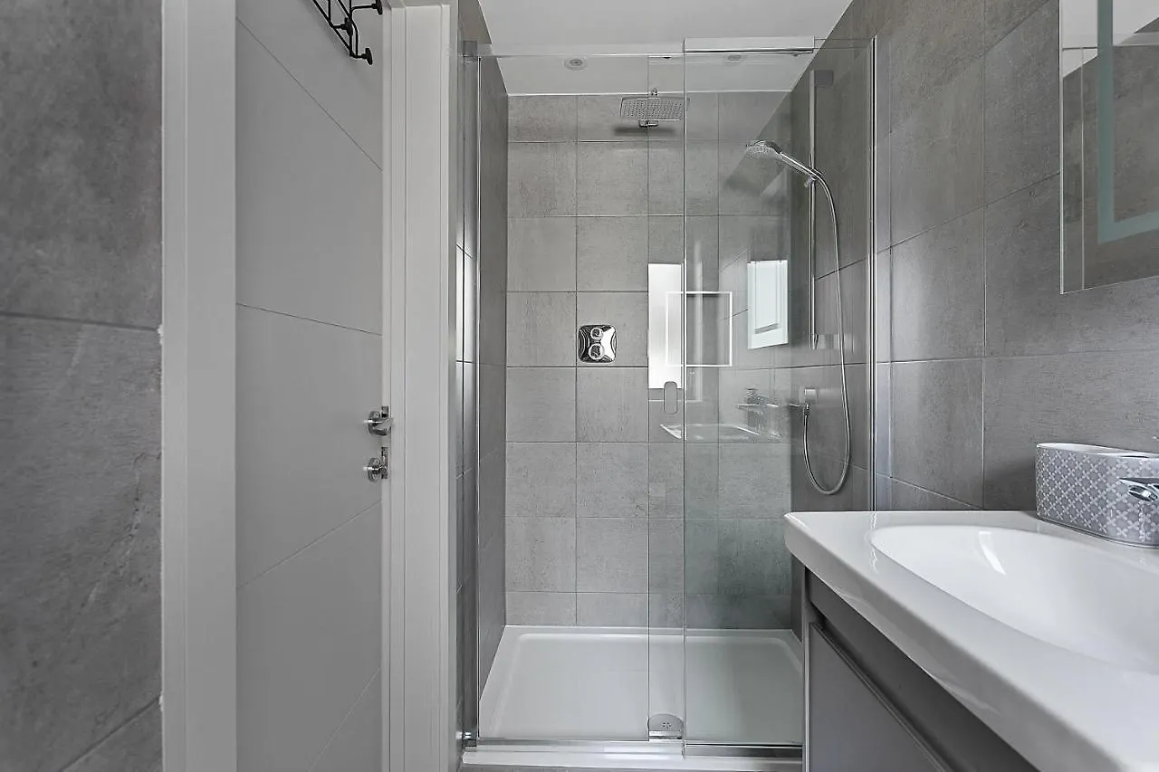 2 De Courcey House - Architect Designed Luxury With Parking, Central Holiday home Dartmouth