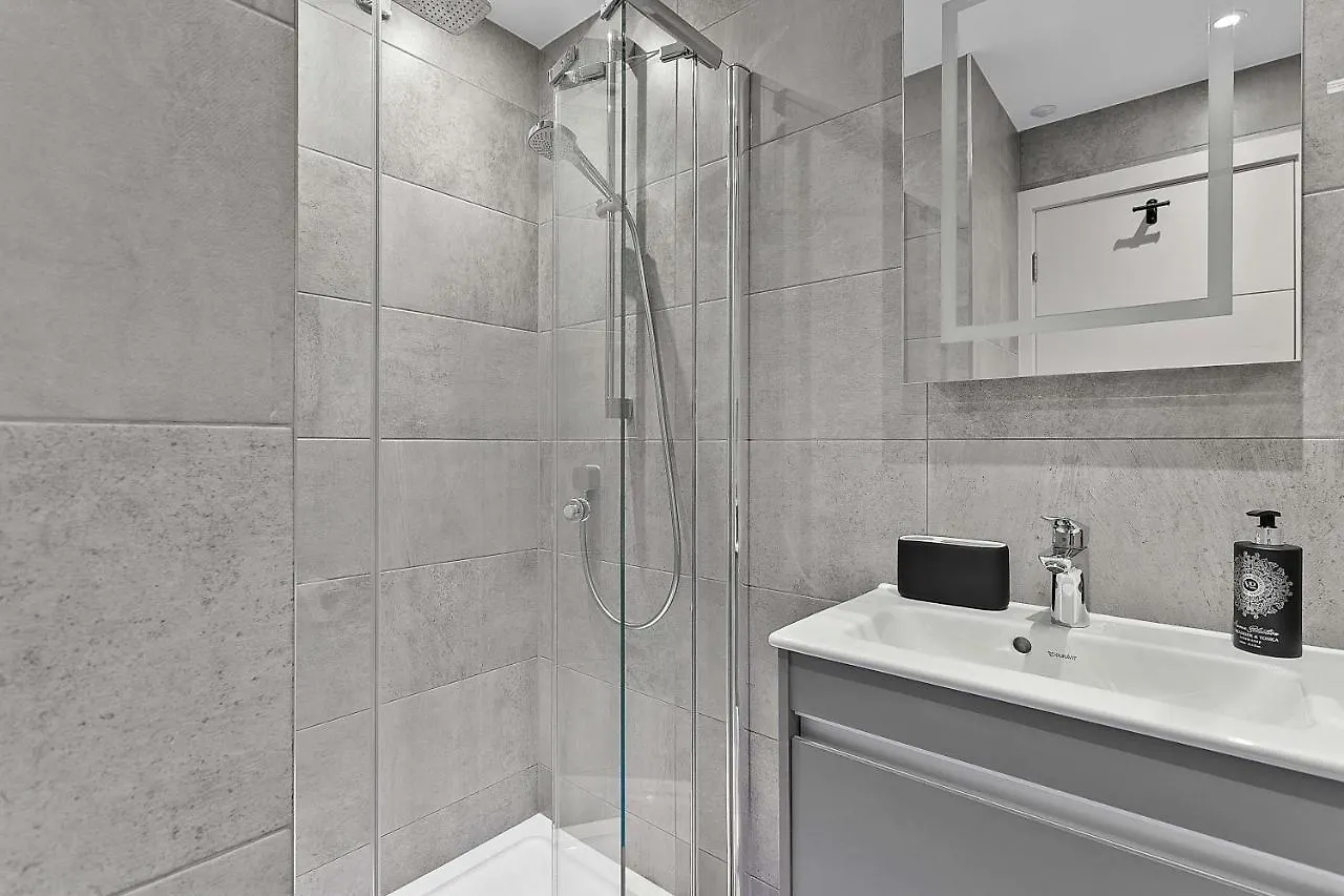 2 De Courcey House - Architect Designed Luxury With Parking, Central Holiday home Dartmouth