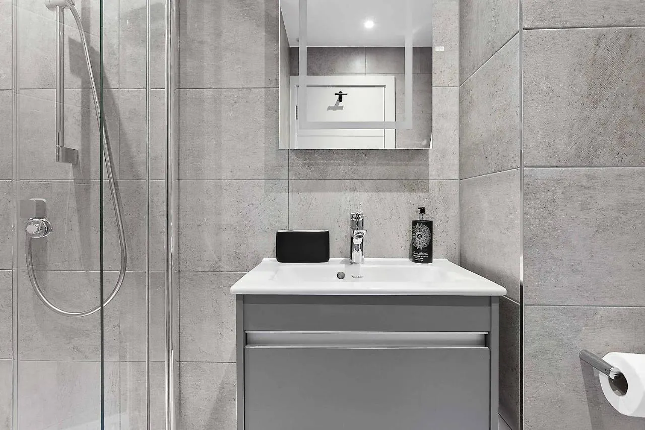 2 De Courcey House - Architect Designed Luxury With Parking, Central Dartmouth