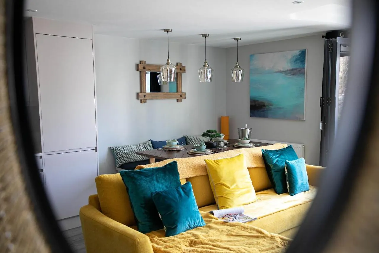 2 De Courcey House - Architect Designed Luxury With Parking, Central Holiday home Dartmouth