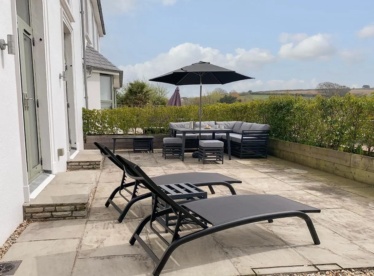 2 The Manor House, Hillfield Village