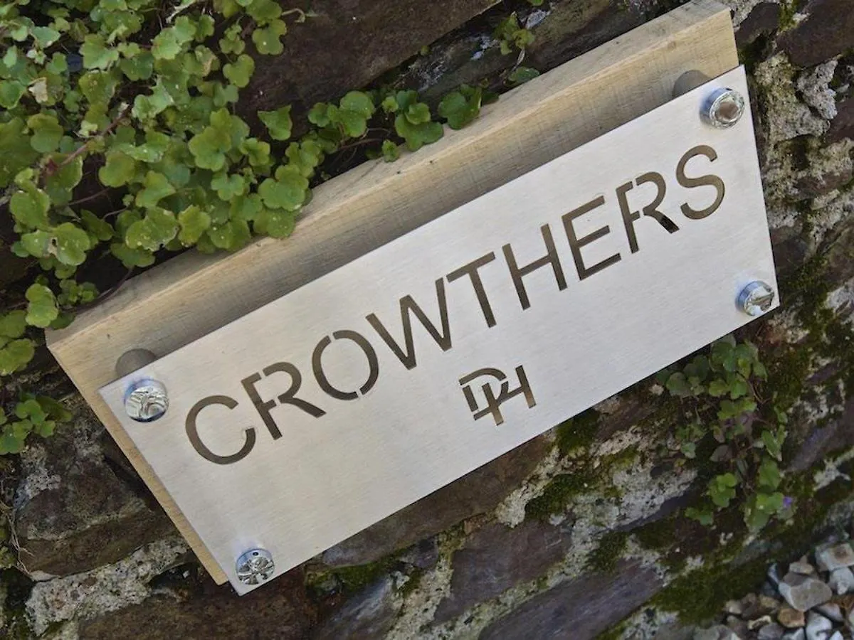 Apartment Crowthers *