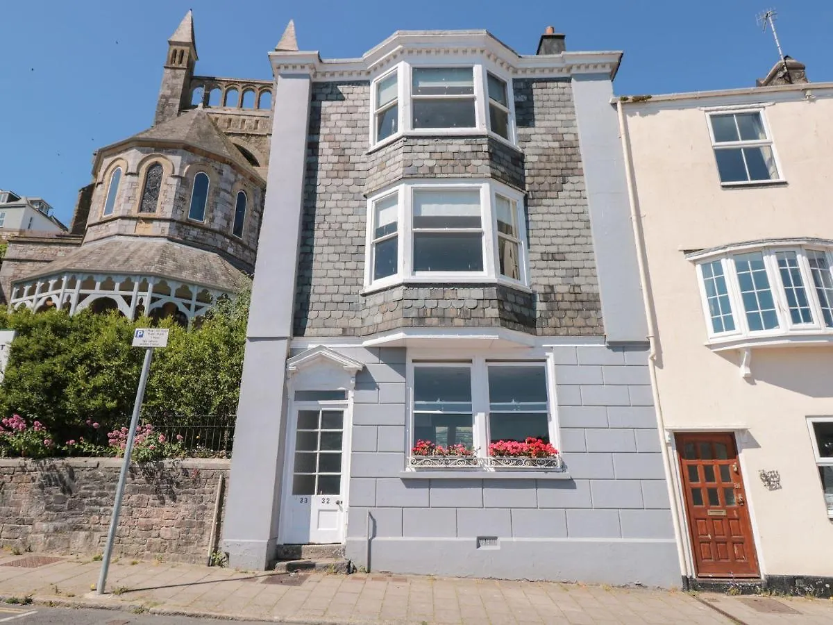 Flat 1, 32 Newcomen Road *