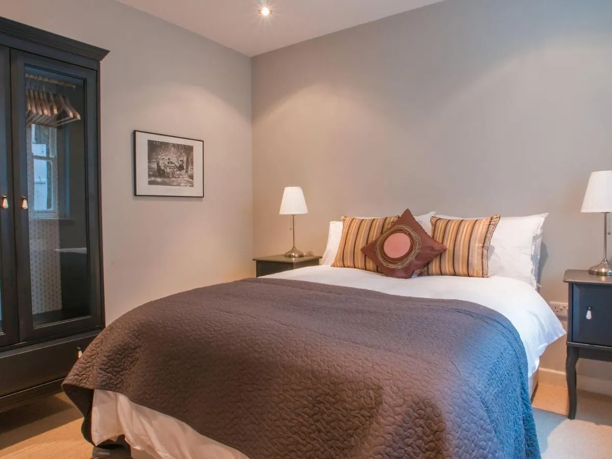 Flat 1, 32 Newcomen Road * Dartmouth