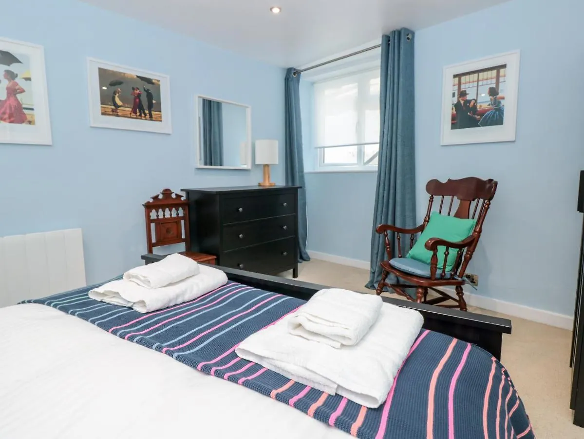 34a Clarence Street Apartment