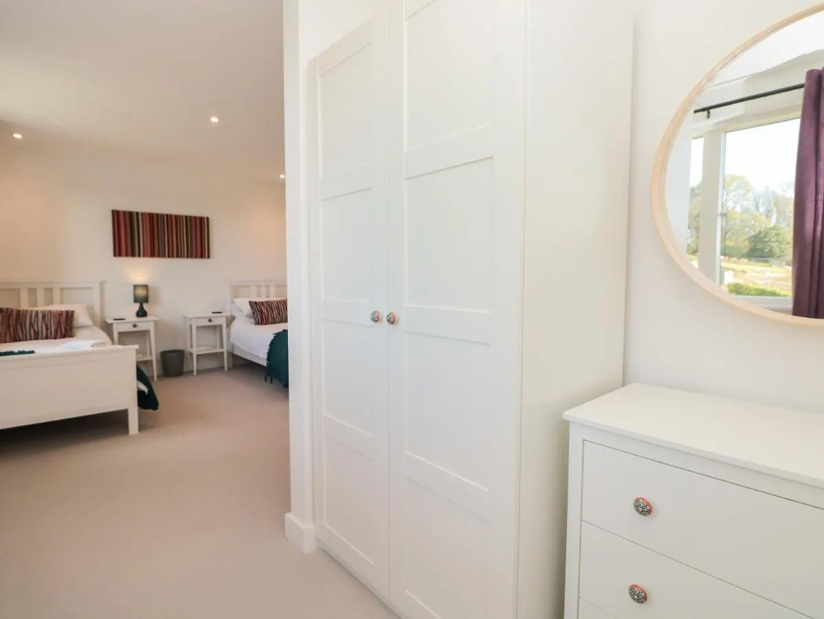 4 Court Terrace, Hillfield Village *