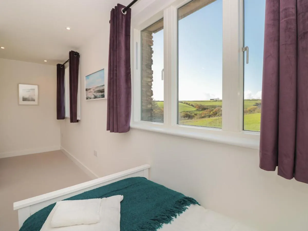 4 Court Terrace, Hillfield Village * Dartmouth