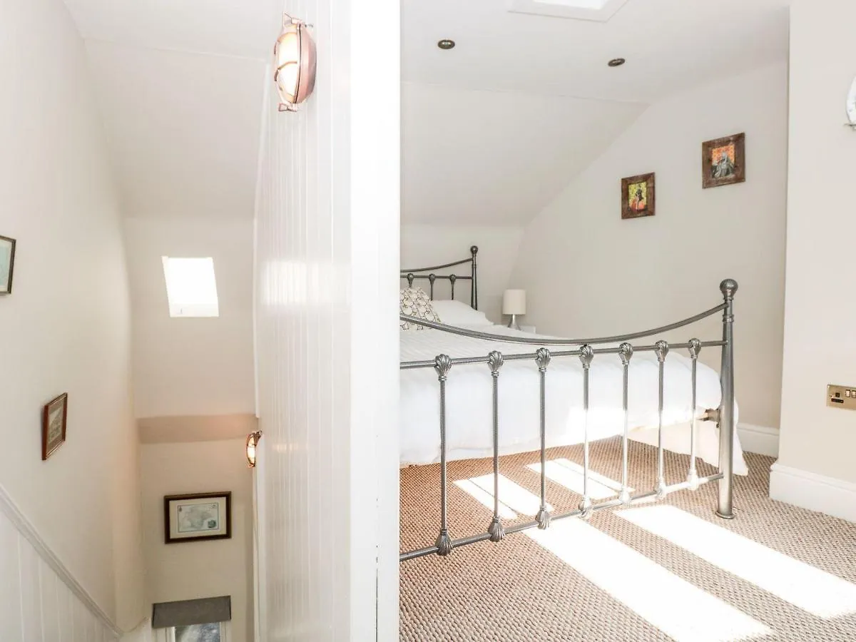 8 Browns Hill * Dartmouth