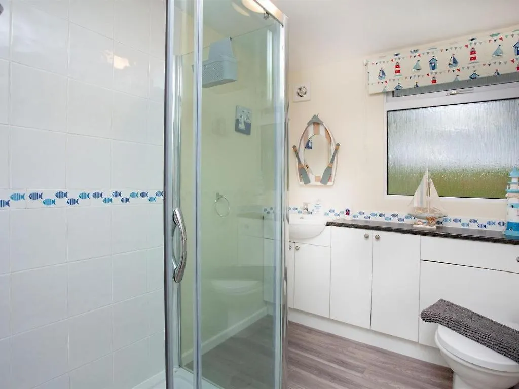 Sunnydaze-detached With 2 Bedrooms And 2 Bathrooms And Private Parking Outside Door *