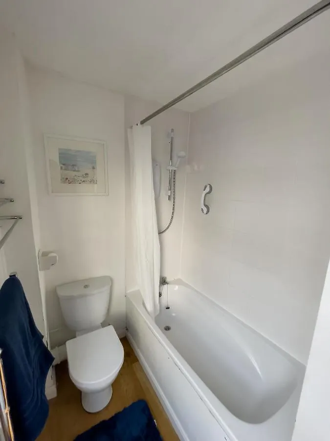 Seaside Haven: Stylish 2-bedroom Family Retreat Apartment *