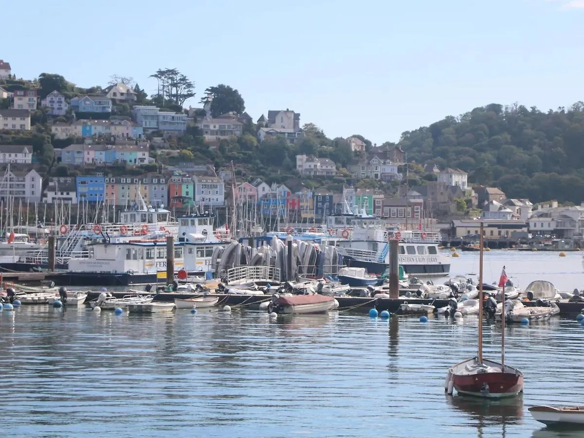 - River And Sea Views With Parking Permit Holiday home