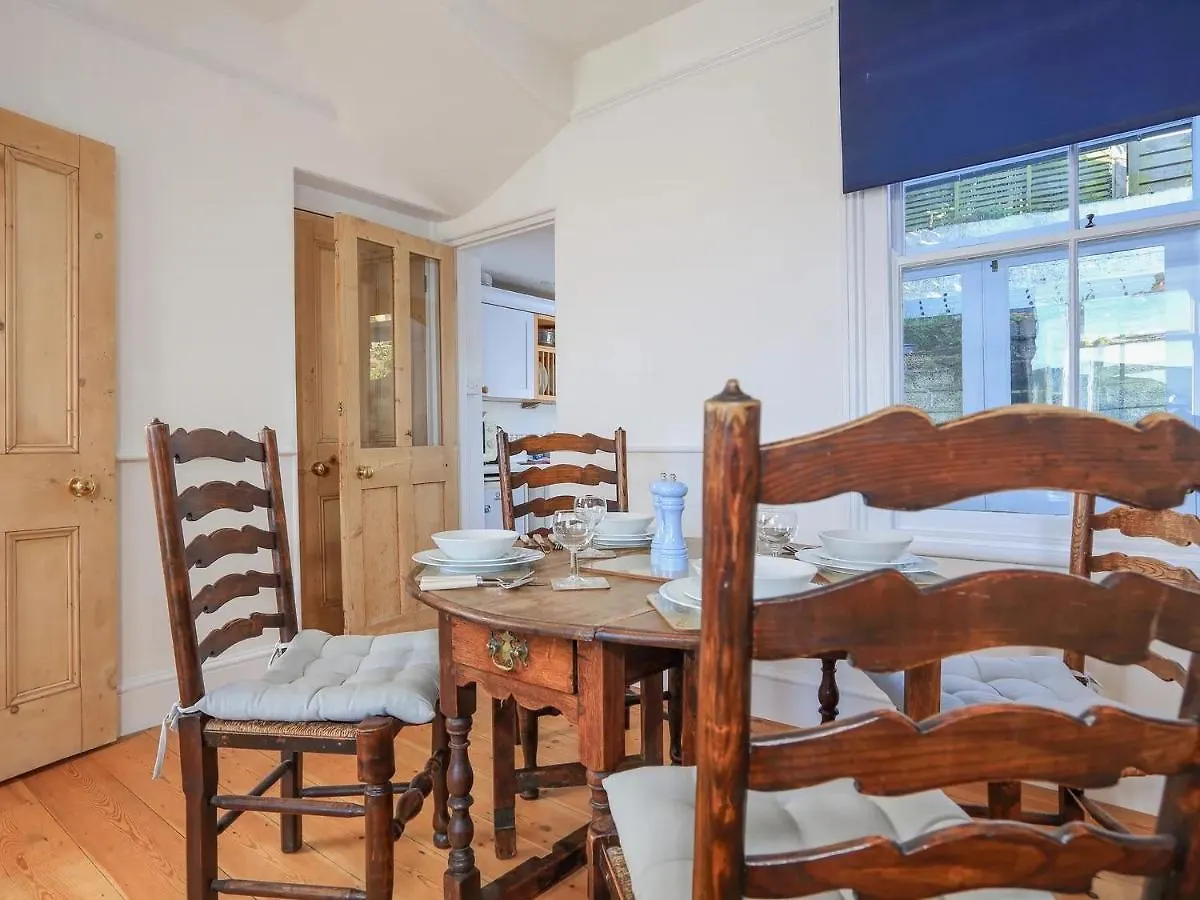 - River And Sea Views With Parking Permit Dartmouth