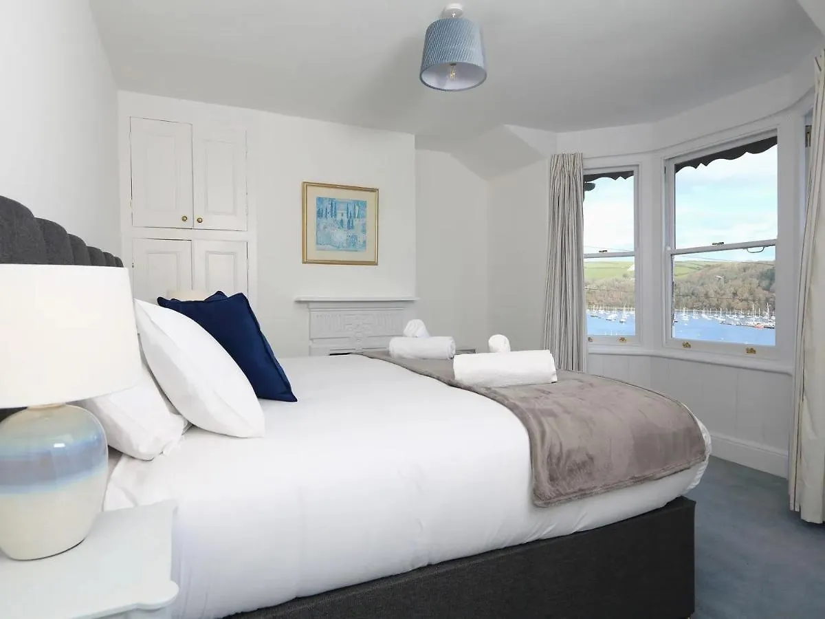 - River And Sea Views With Parking Permit Holiday home
