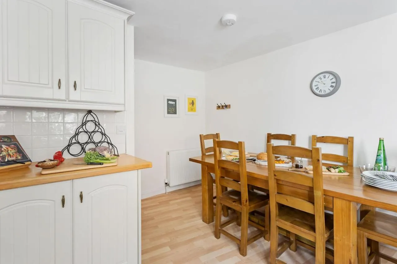 3 Bell Court - Large Close To Historic Market And Quay *