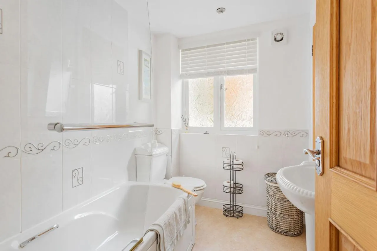3 Bell Court - Large Close To Historic Market And Quay *