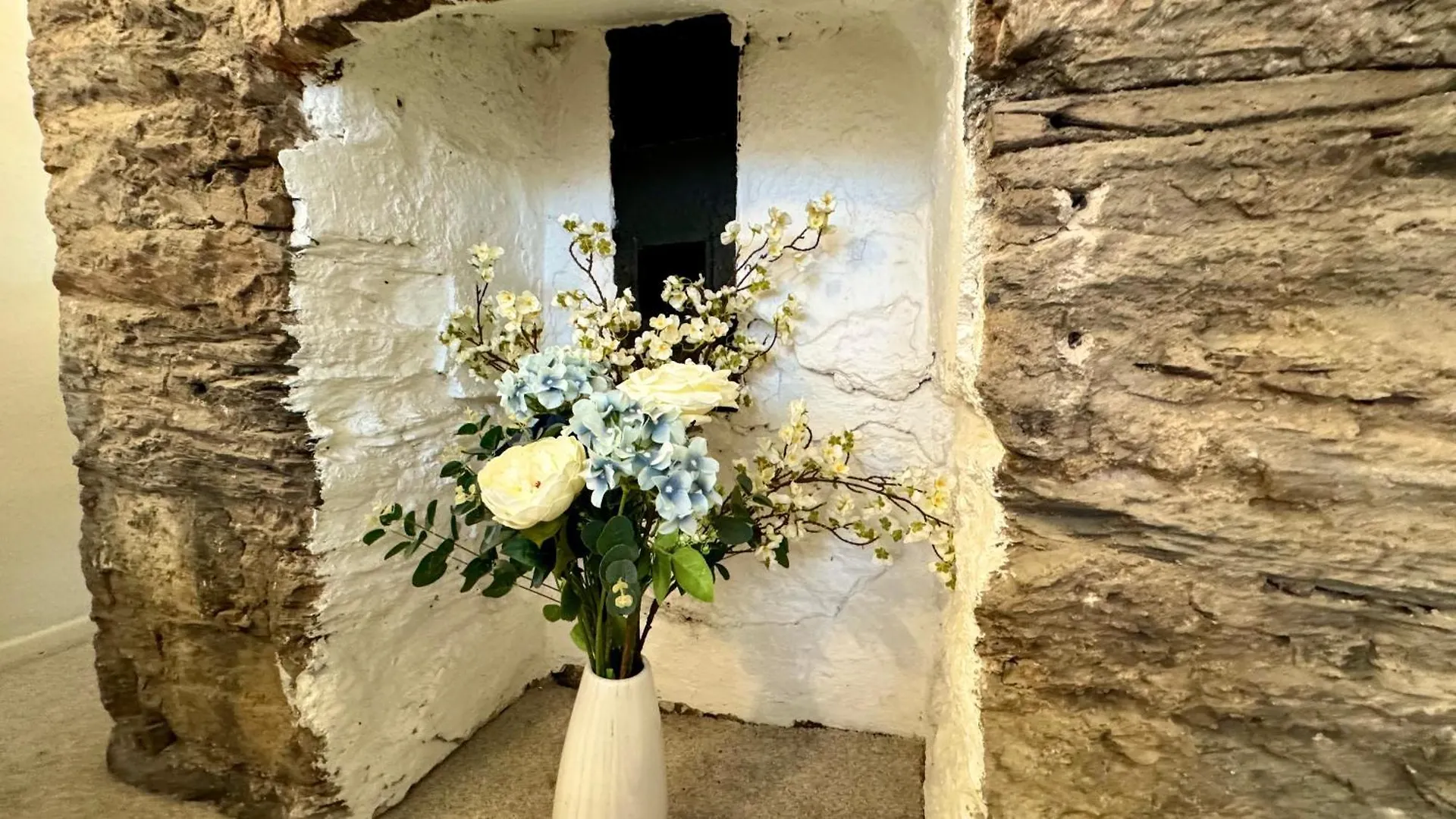 Town Centre 2 Bedroom Stylish Is Perfect For Families And Couples With A Happy & Homely Feel Being Only 30 Meters From The Sea But Set Back & Quiet With Everything On The Doorstep A Fab Place To Explore Pets Welcome For *
