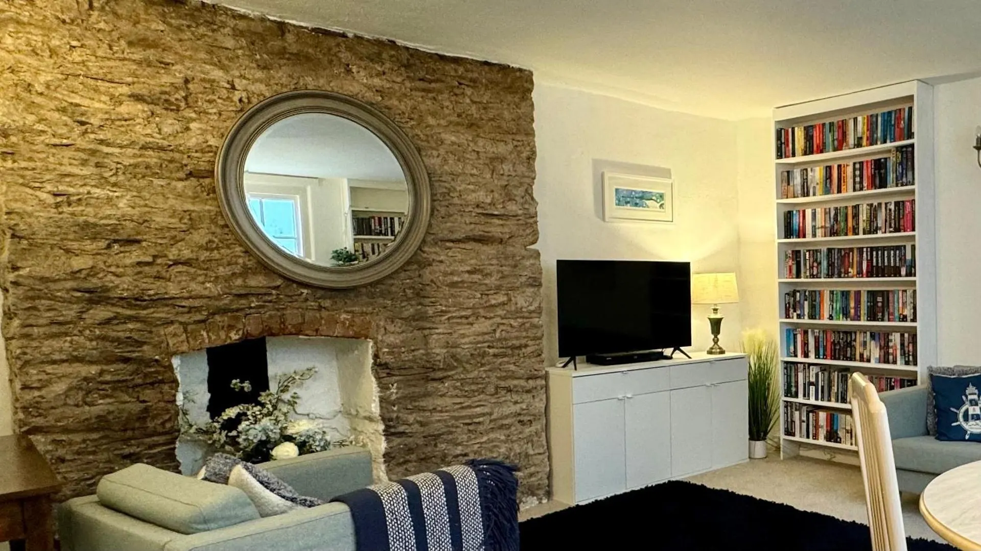 Apartment Town Centre 2 Bedroom Stylish Is Perfect For Families And Couples With A Happy & Homely Feel Being Only 30 Meters From The Sea But Set Back & Quiet With Everything On The Doorstep A Fab Place To Explore Pets Welcome For Dartmouth
