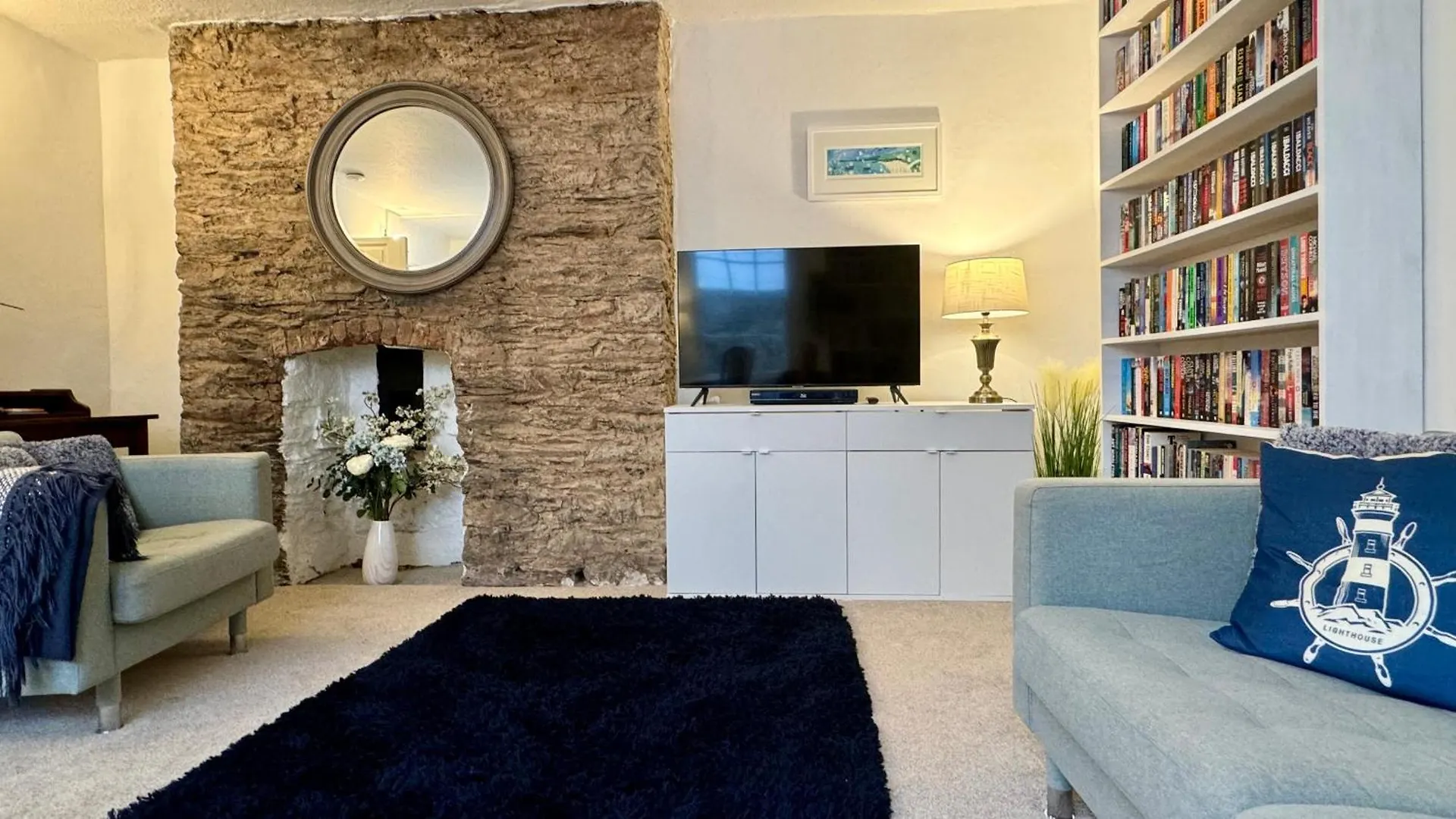 Town Centre 2 Bedroom Stylish Is Perfect For Families And Couples With A Happy & Homely Feel Being Only 30 Meters From The Sea But Set Back & Quiet With Everything On The Doorstep A Fab Place To Explore Pets Welcome For Apartment Dartmouth