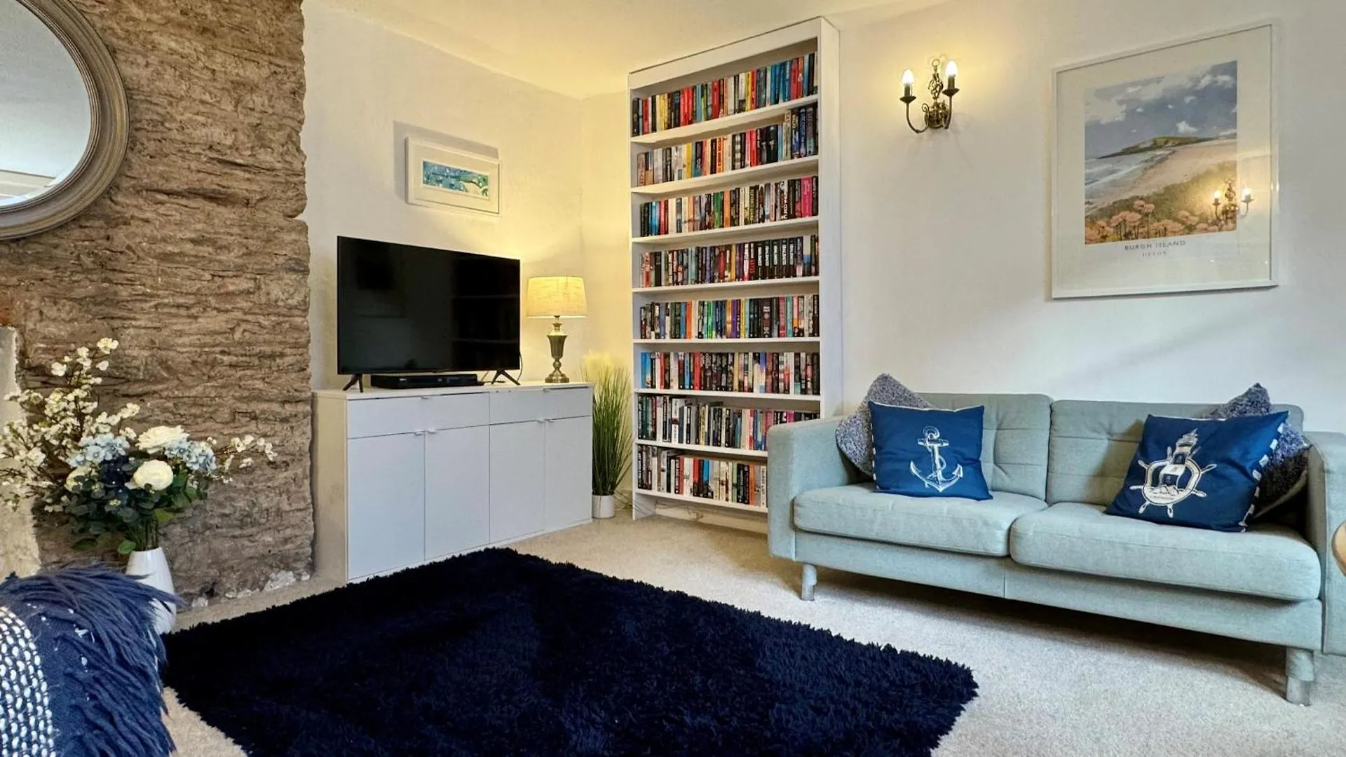 Apartment Town Centre 2 Bedroom Stylish Is Perfect For Families And Couples With A Happy & Homely Feel Being Only 30 Meters From The Sea But Set Back & Quiet With Everything On The Doorstep A Fab Place To Explore Pets Welcome For