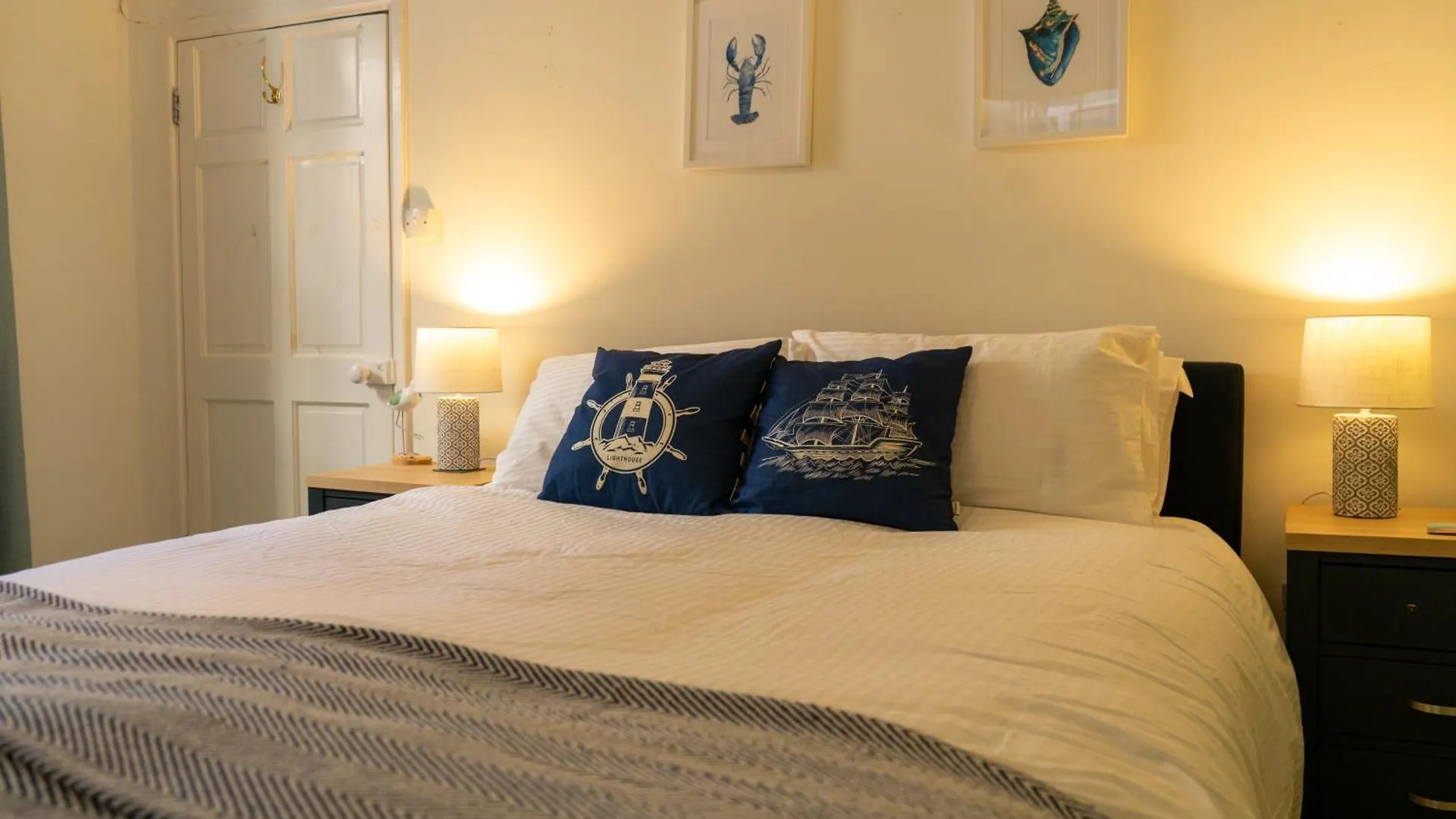 Seaside Haven: Stylish 2-bedroom Family Retreat
