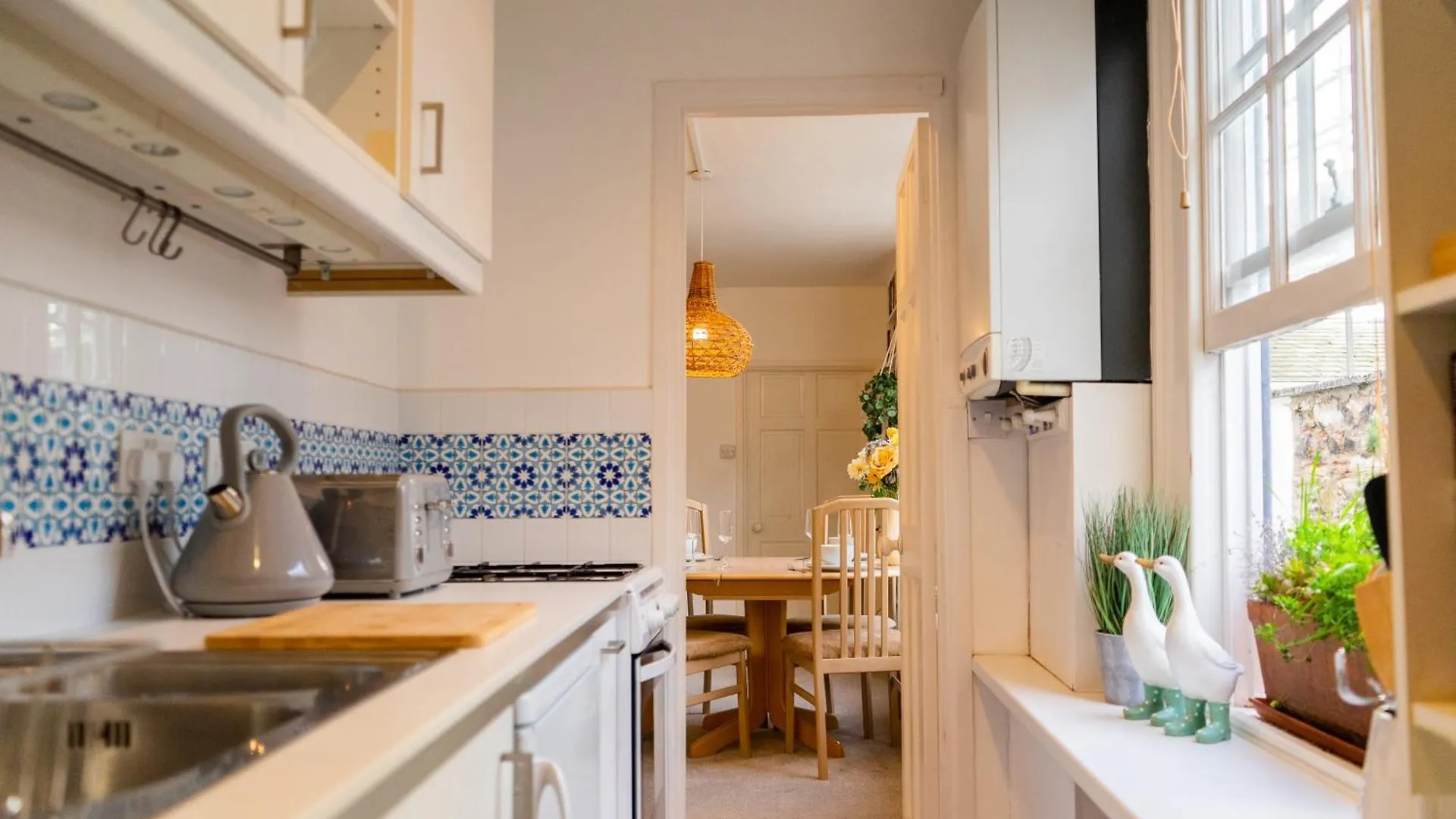 Seaside Haven: Stylish 2-bedroom Family Retreat Dartmouth