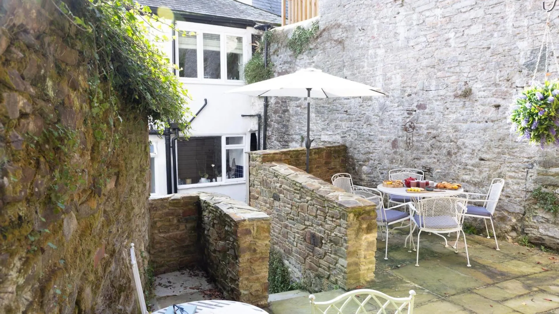 3 Bell Court - Large Close To Historic Market And Quay Holiday home Dartmouth