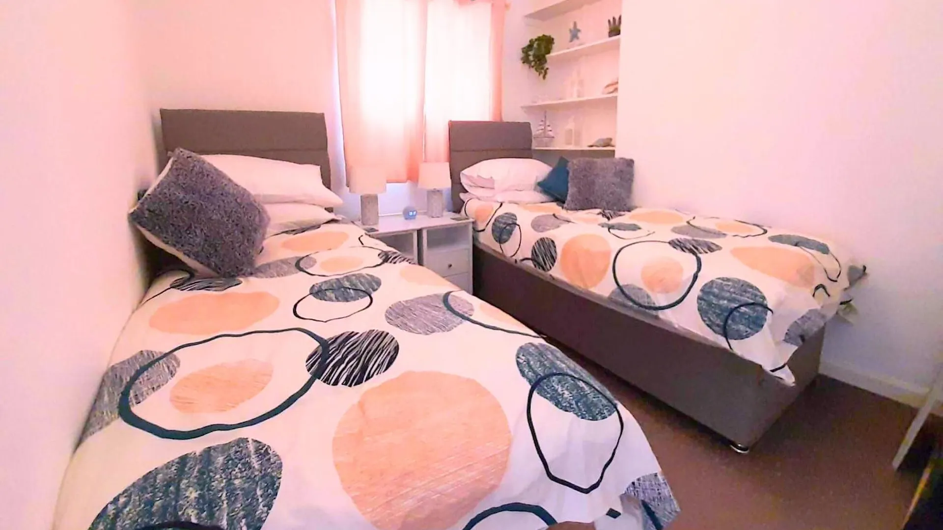 Seaside Haven: Stylish 2-bedroom Family Retreat *