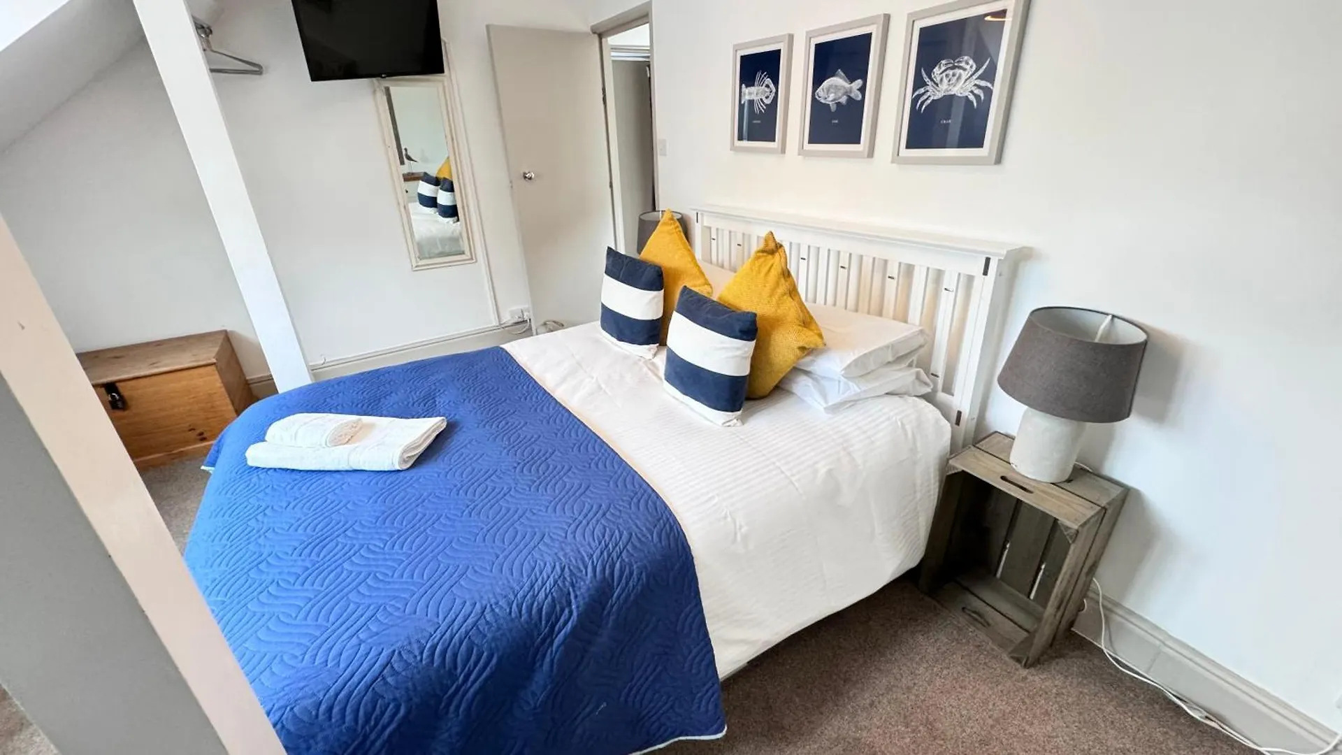 Daire Nancie's Place - Town Center With Private Parking - A Traditional Georgian Private Duplex - Beautifully Refurbished - Two Bedrooms, Bathroom, Kitchen And Lounge Diner Dartmouth