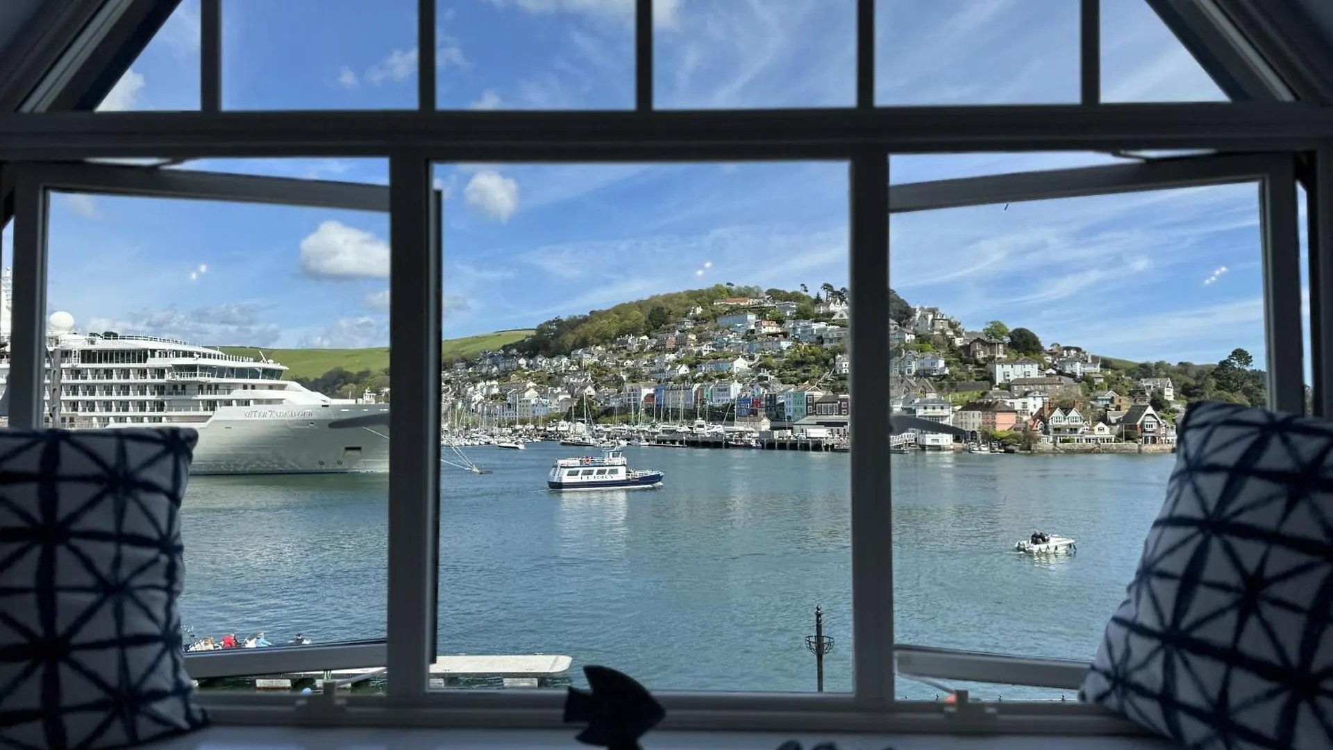 Seascape - Waterfront Apartment, Glorious Views And Parking