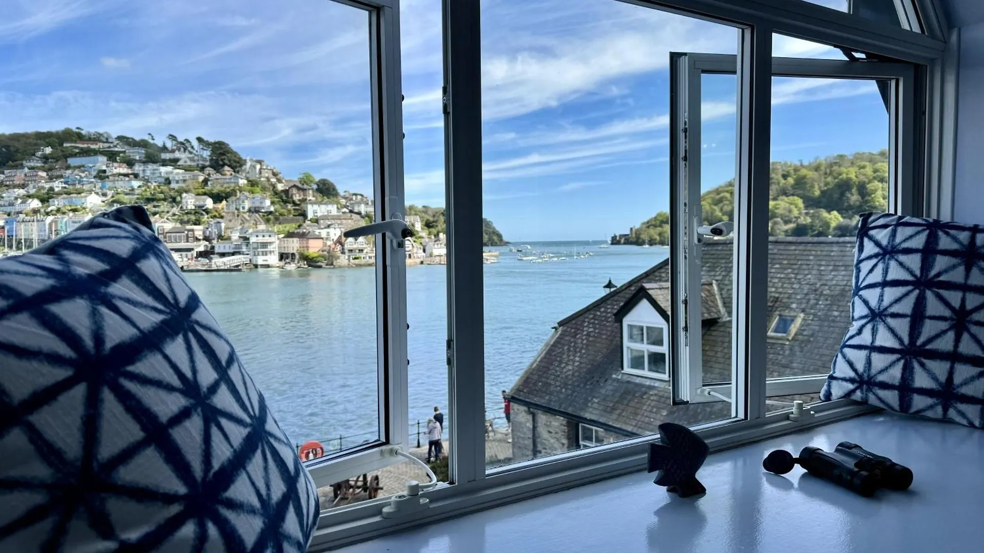 Seascape - Waterfront Apartment, Glorious Views And Parking *