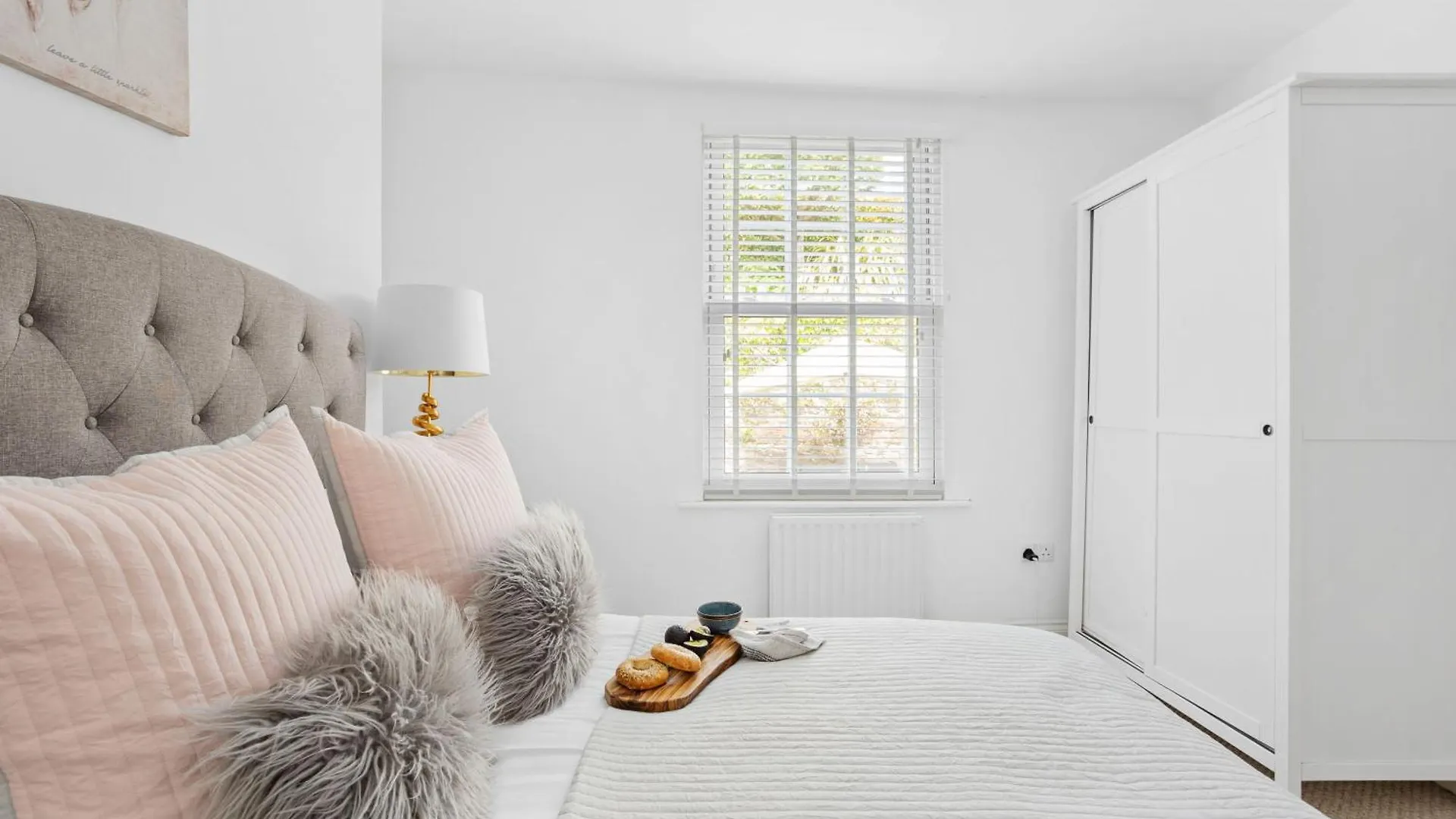 10 Clarence Hill - Elegant Town House With Outside Space *