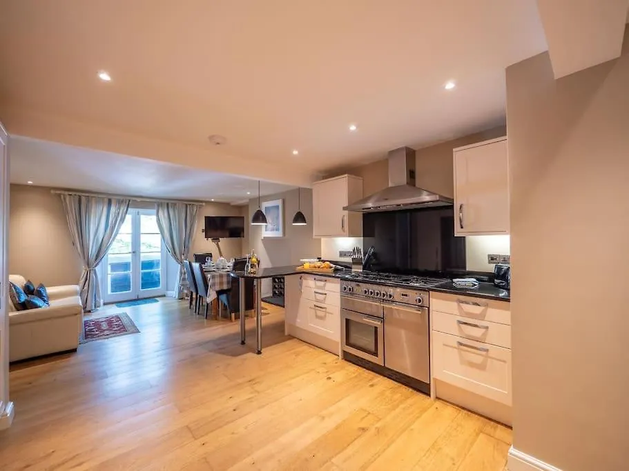 Townhouse With Garden, Parking & River Dart Views