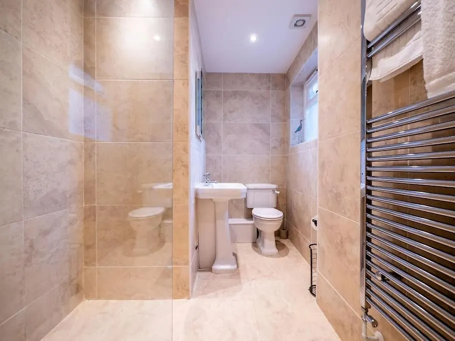 Townhouse With Garden, Parking & River Dart Views *