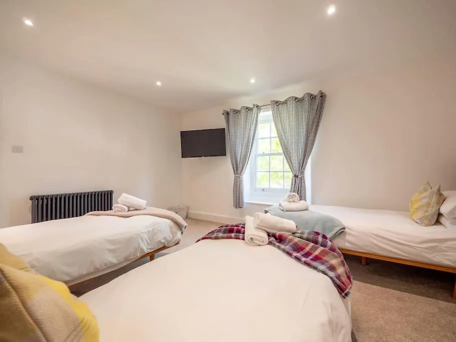 Townhouse With Garden, Parking & River Dart Views Dartmouth