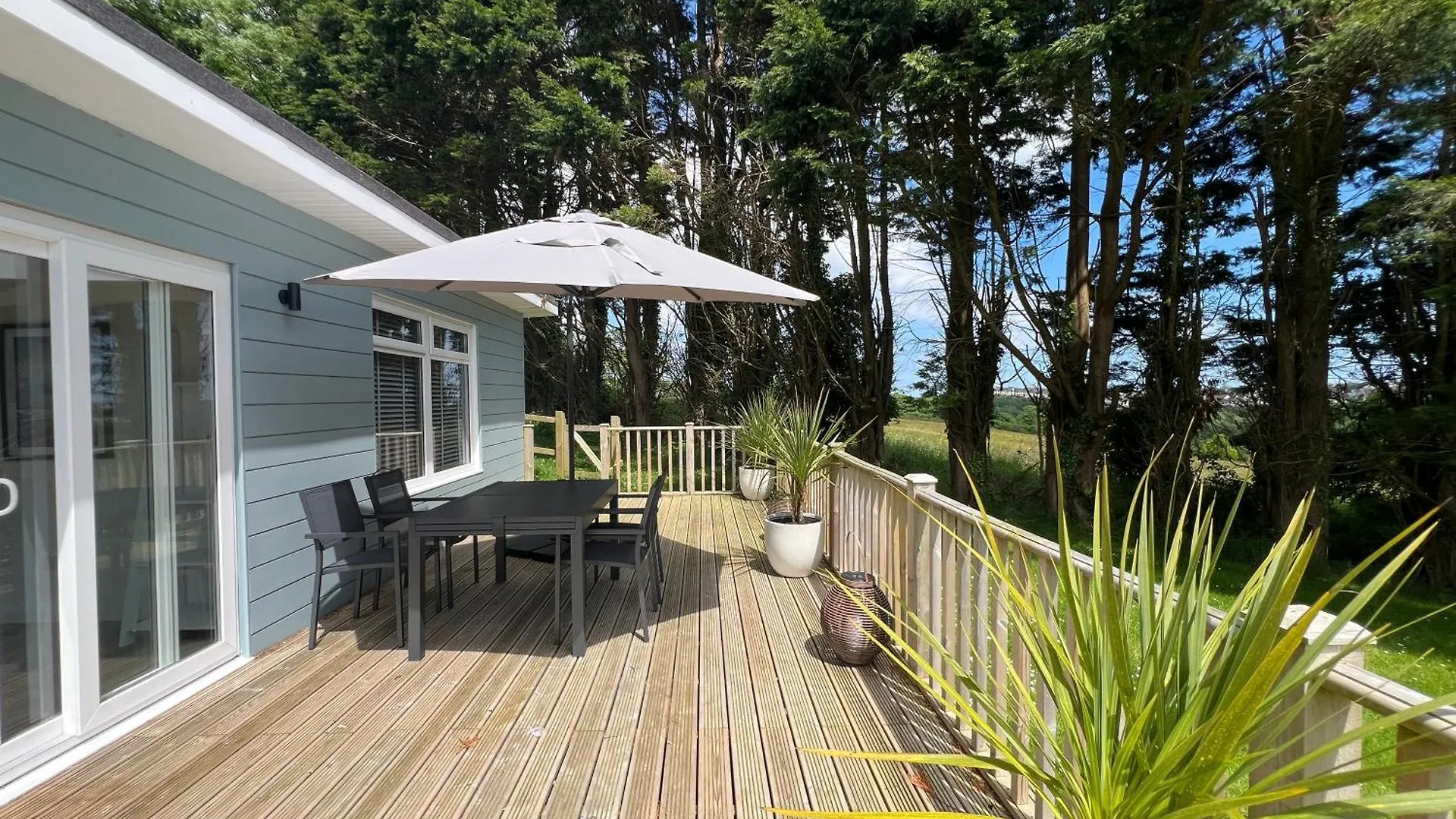 Spacious 2-bedroom With Amazing Sundeck Apartment