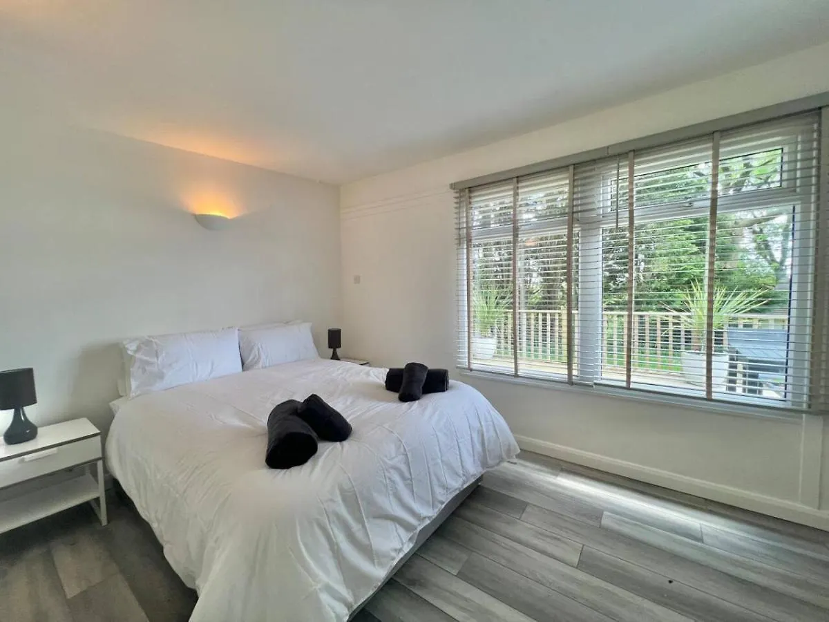 Spacious 2-bedroom With Amazing Sundeck Apartment *