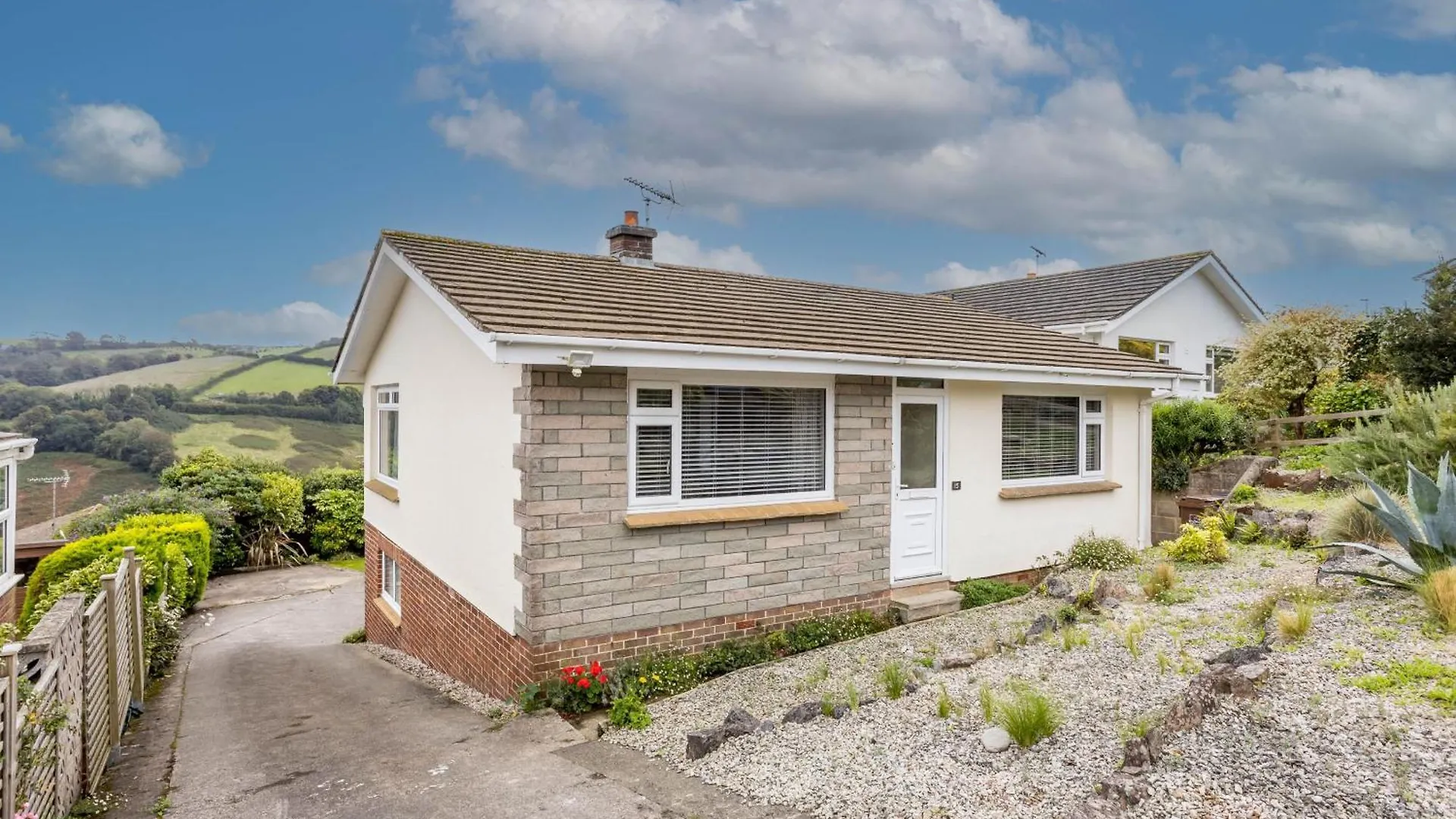 15 Churchfields - With Estuary Views And Parking *