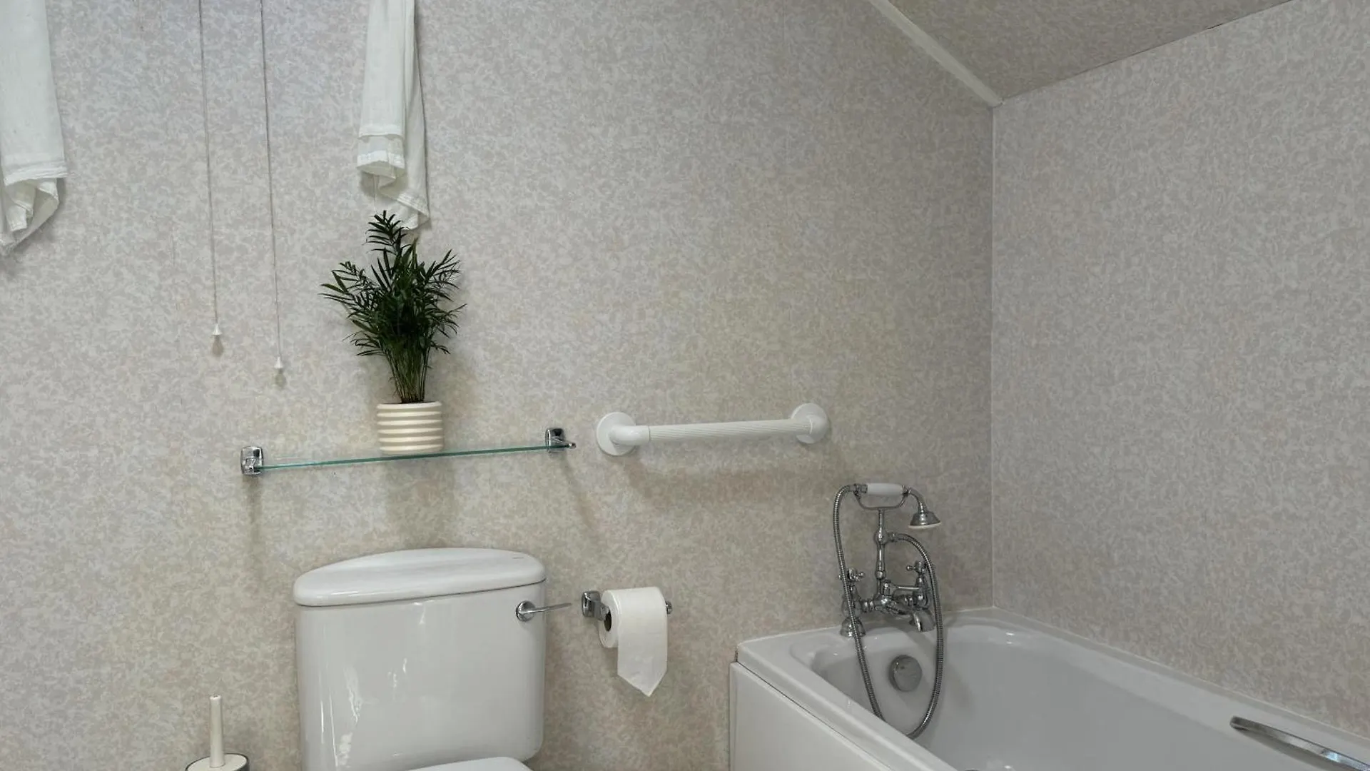 Holiday home Greenswood - Cosy Cottage, Rural Location, Beautiful Landscaped Gardens With Pond And Dartmouth