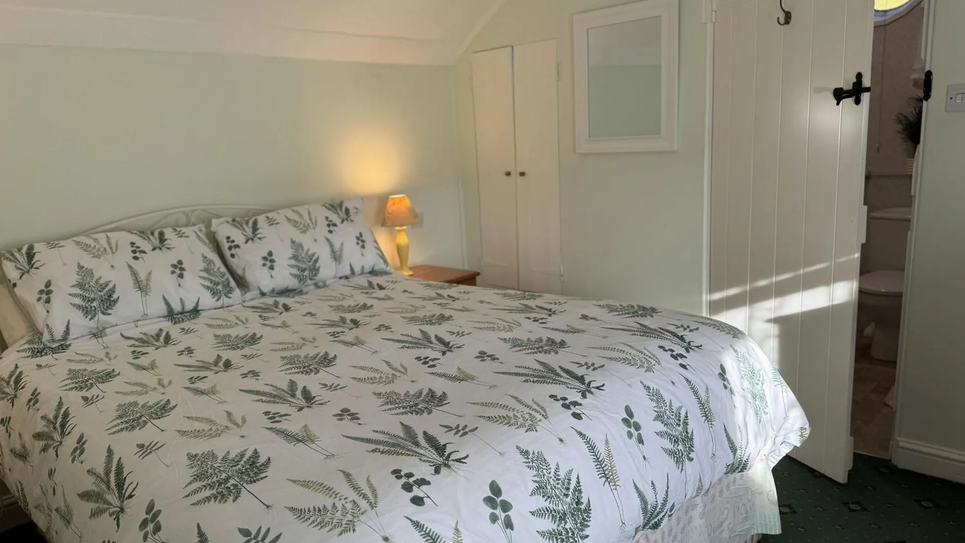 Greenswood - Cosy Cottage, Rural Location, Beautiful Landscaped Gardens With Pond And
