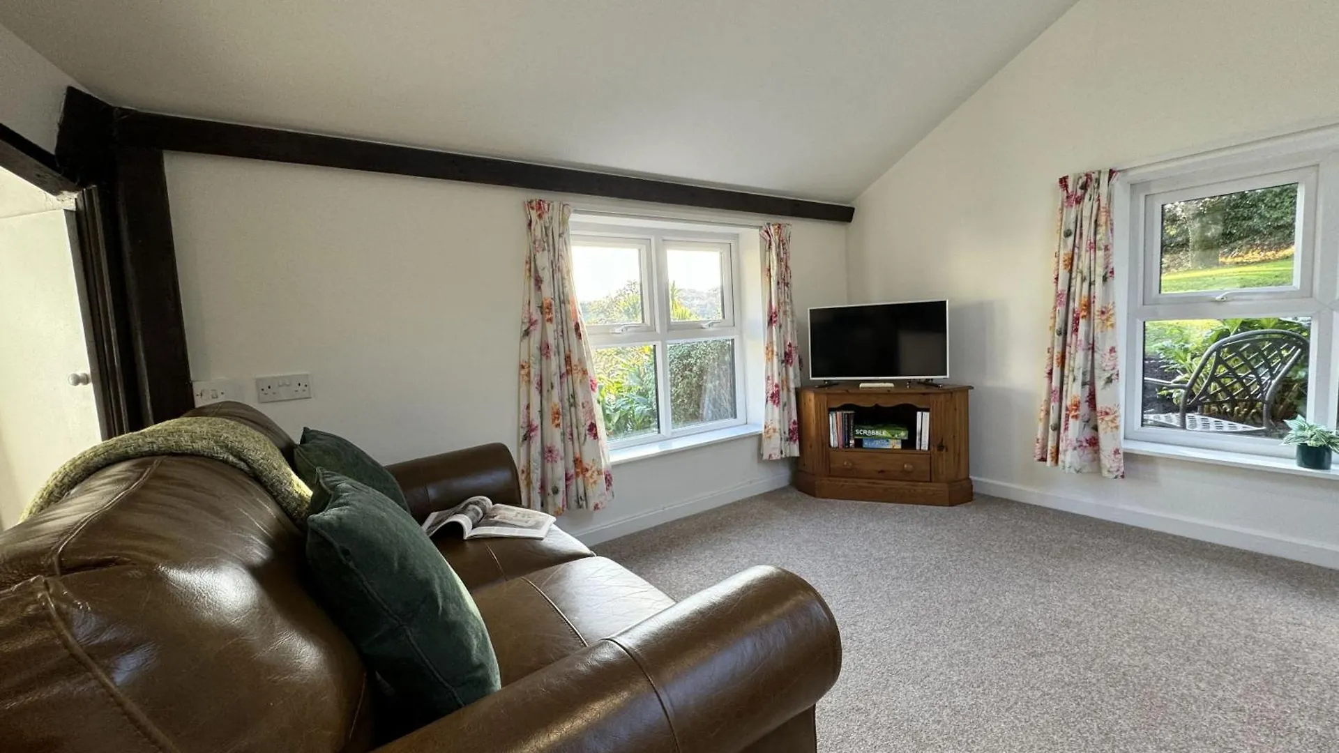 Greenswood - Cosy Cottage, Rural Location, Beautiful Landscaped Gardens With Pond And
