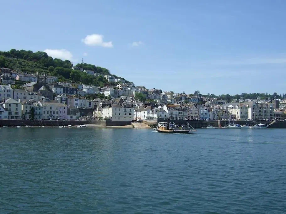 Rockferry 3 Bed + Parking Permit Apartment
