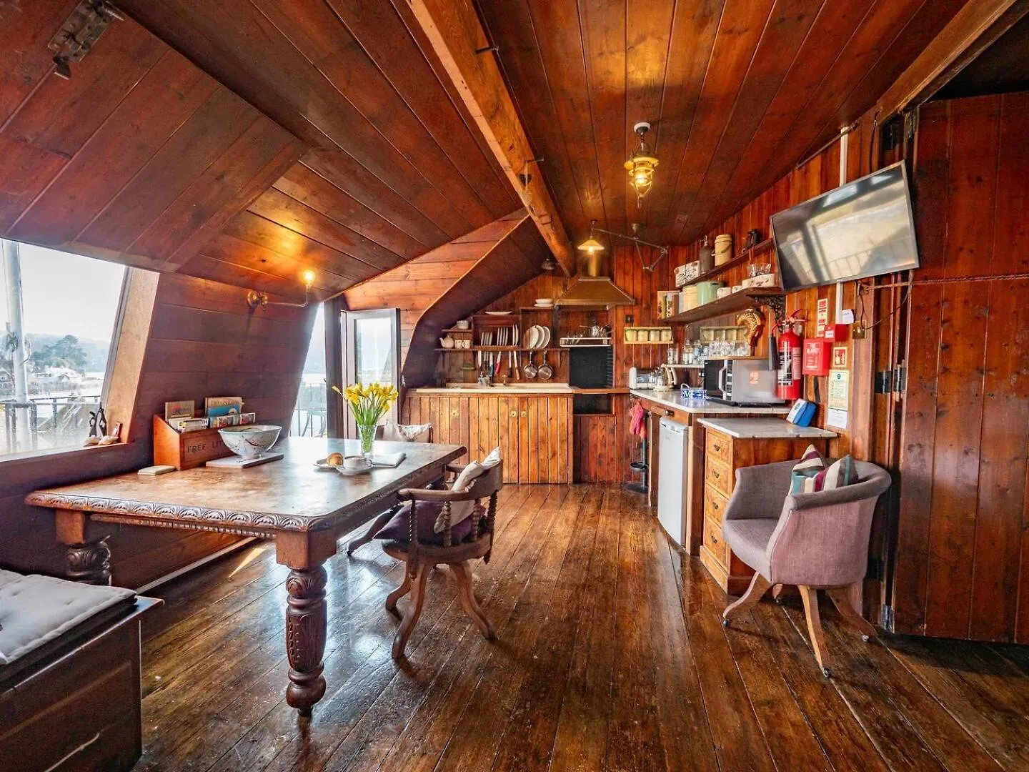 River View Apartment With Parking & Balcony *