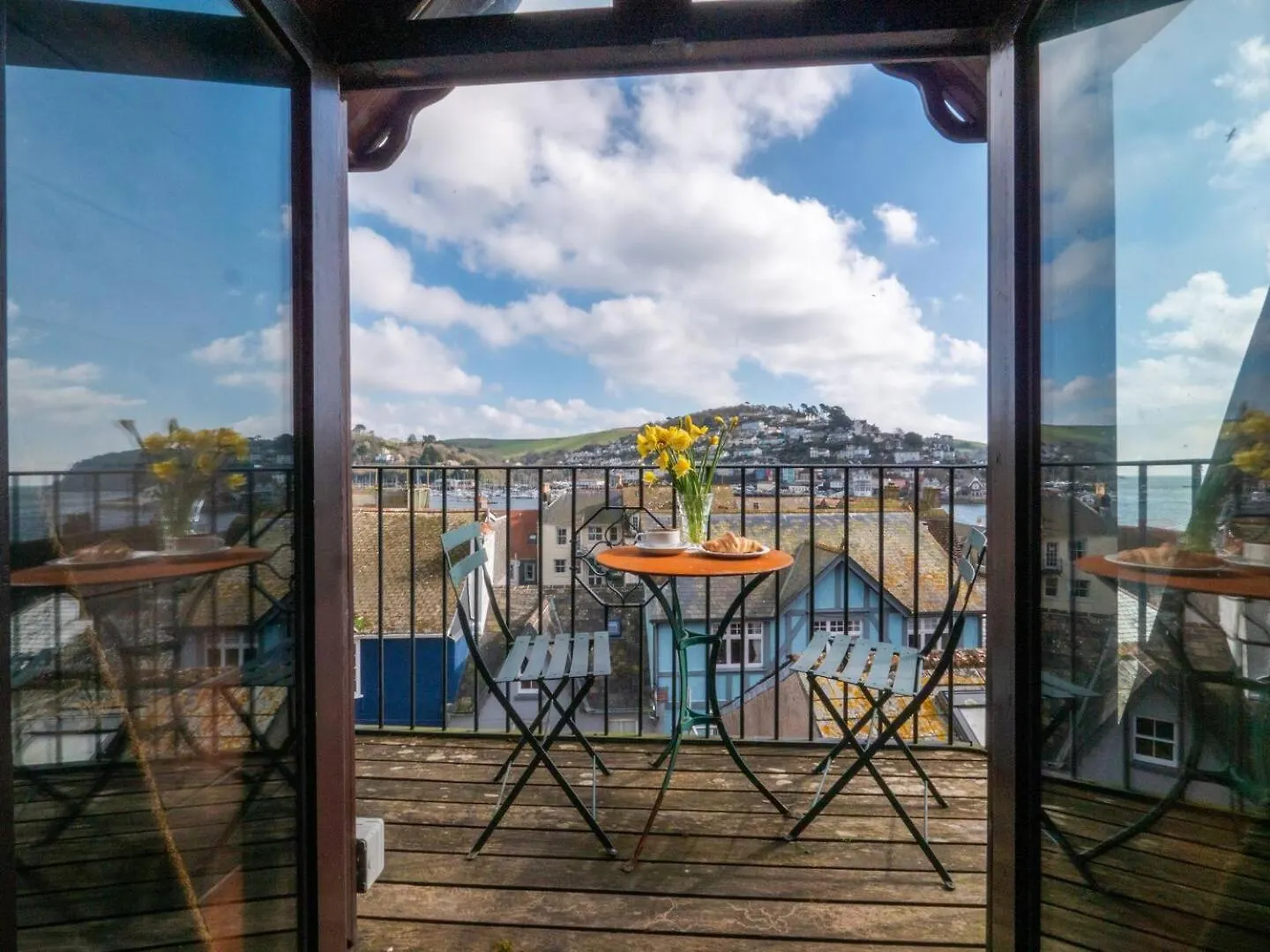 River View Apartment With Parking & Balcony