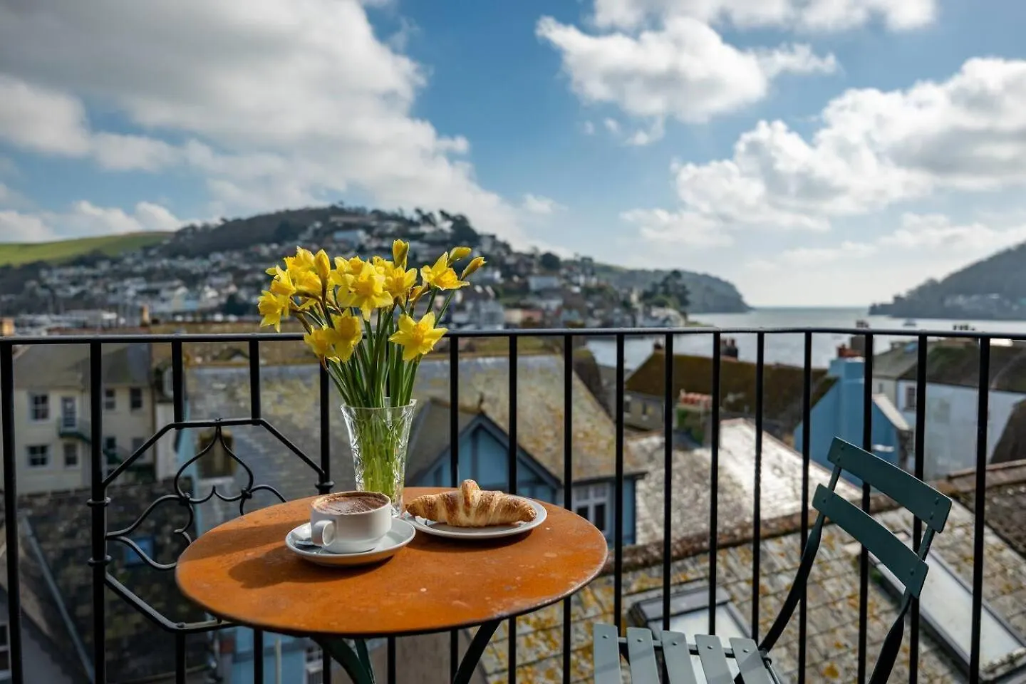 River View Apartment With Parking & Balcony