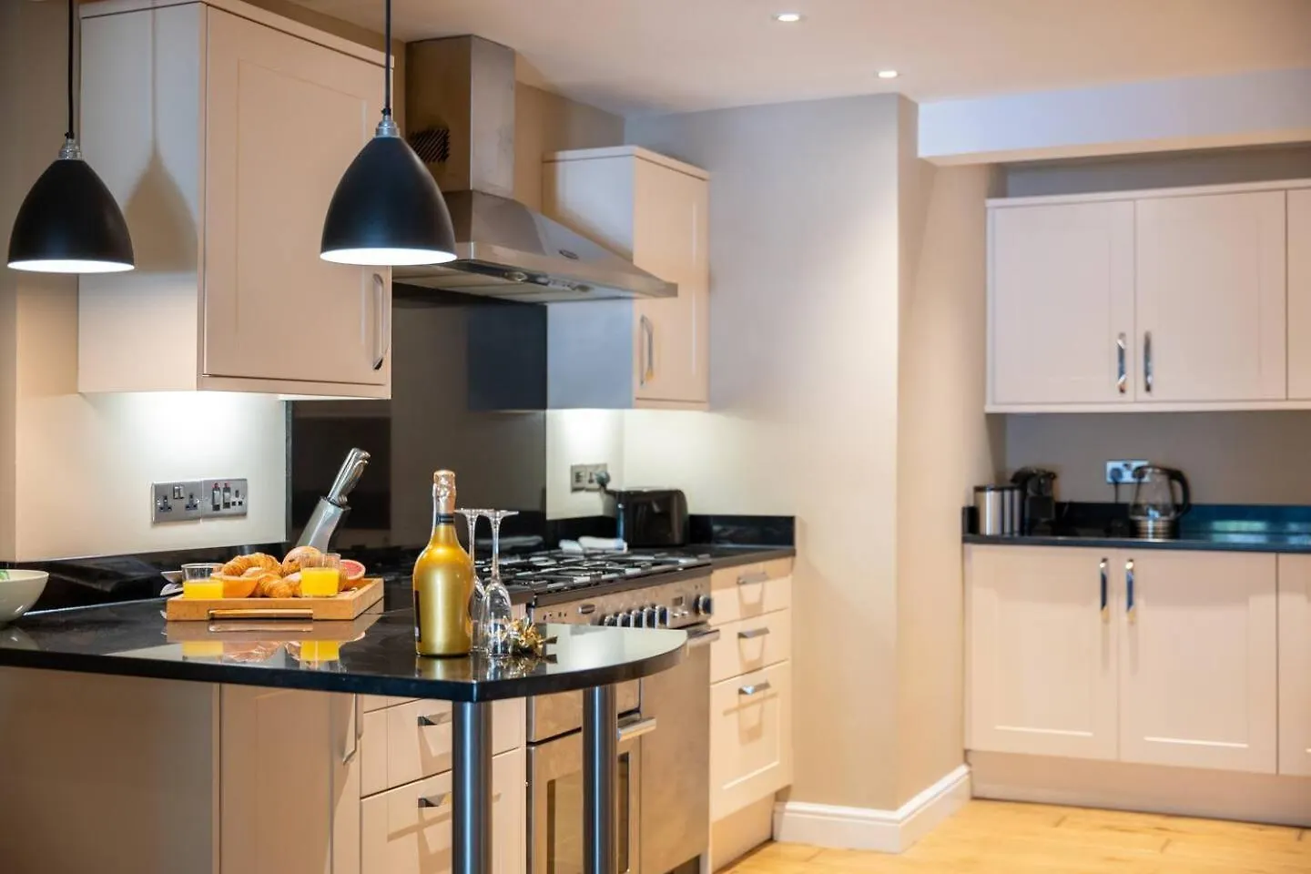 Townhouse With Garden, Parking & River Dart Views * Dartmouth
