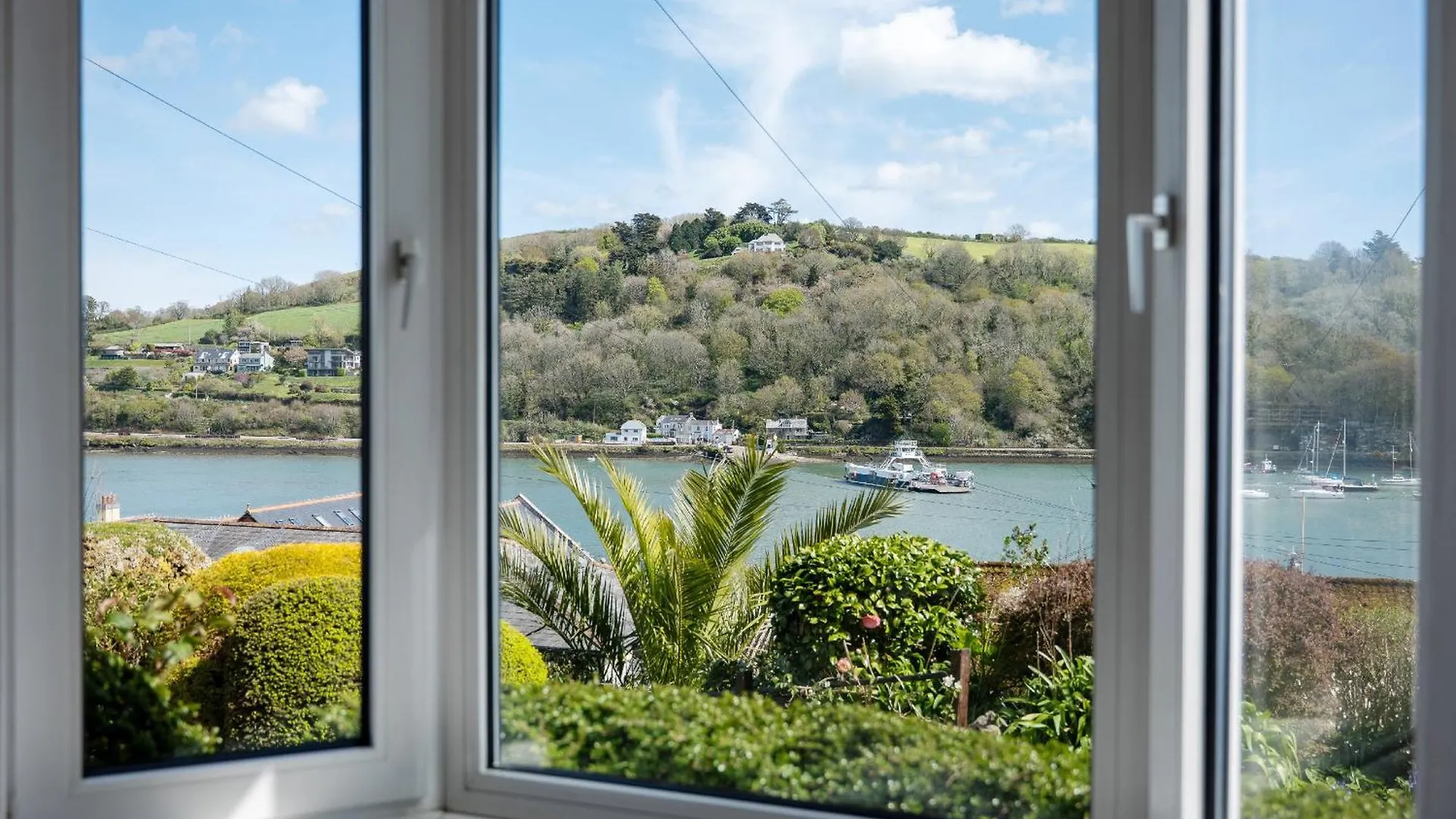 Coastal Escape River Views, Terrace & Parking Holiday home Dartmouth