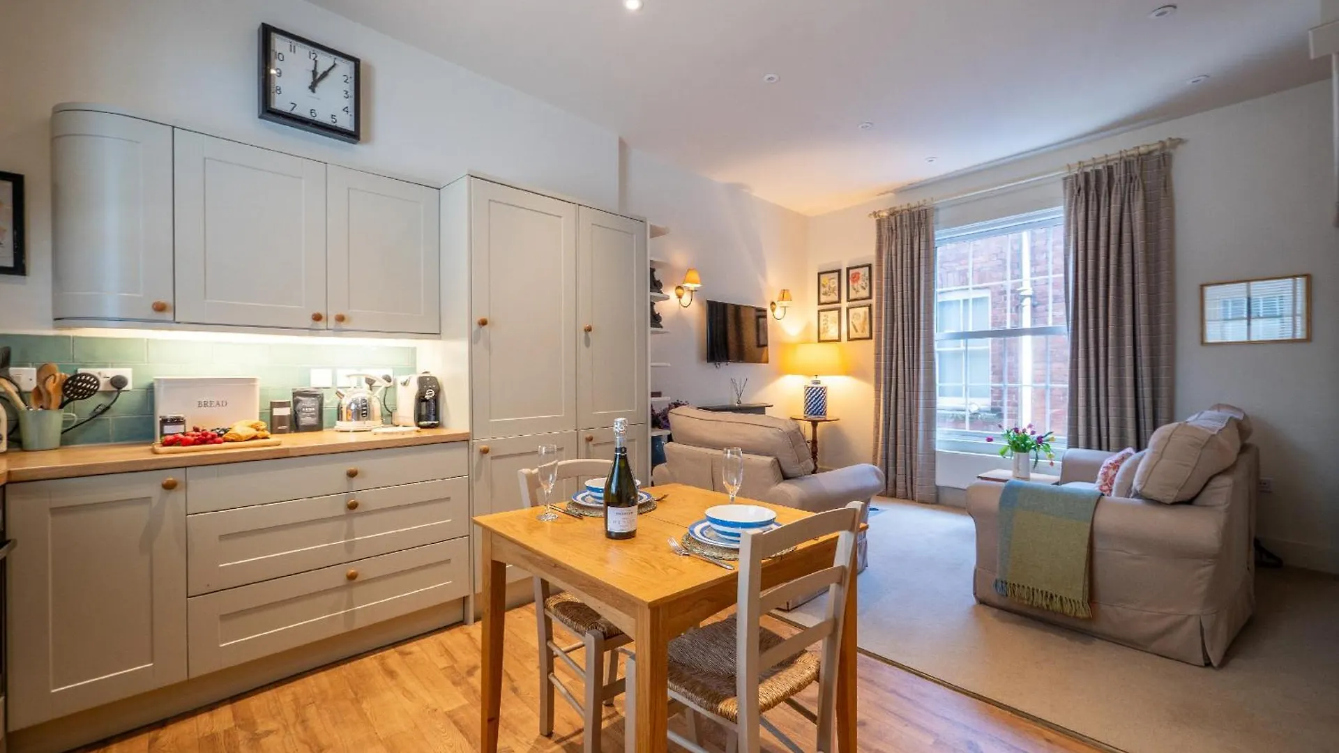 Elegant Couples' Escape In Dartmouth